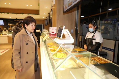 西安翻譯學院董事長丁晶深入一線檢查校園飲食保障工作，強調高標準餐飲管理服務師生